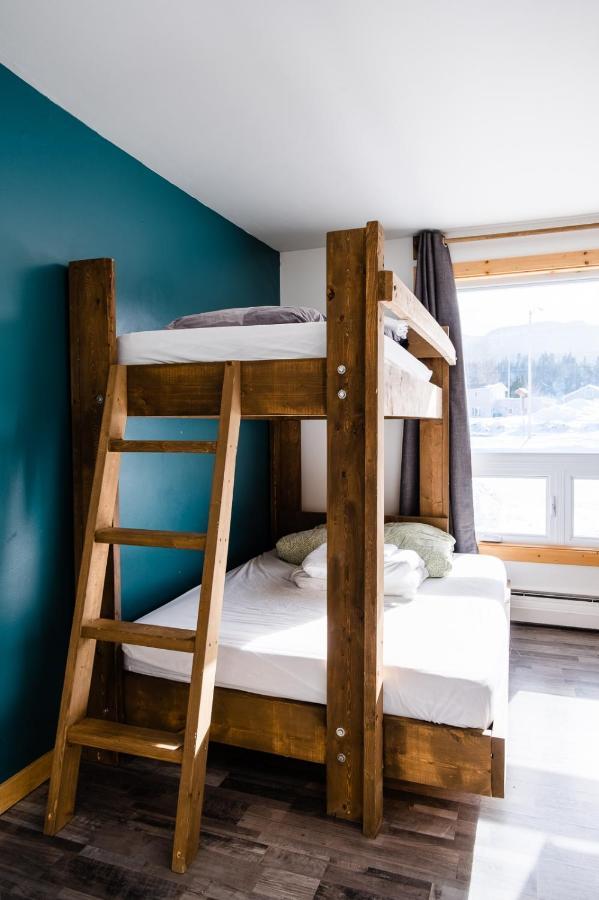 Auberge De Jeunesse Le Camp De Base Л'Анс-Сен-Жан Экстерьер фото